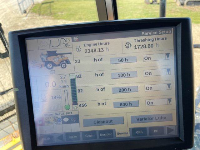 2016 New Holland CR8.90 Combine