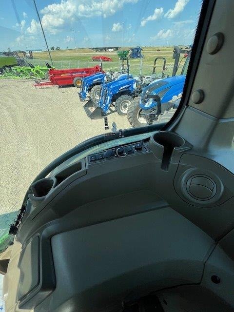 2023 John Deere 7R230 Tractor