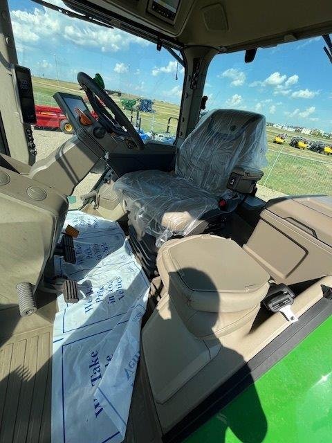 2023 John Deere 7R230 Tractor