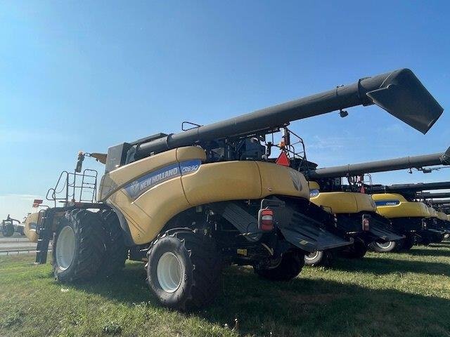 2017 New Holland CR8.90 Combine