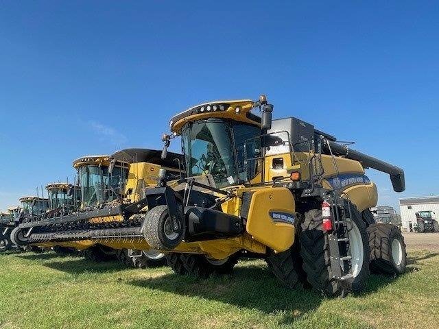 2017 New Holland CR8.90 Combine