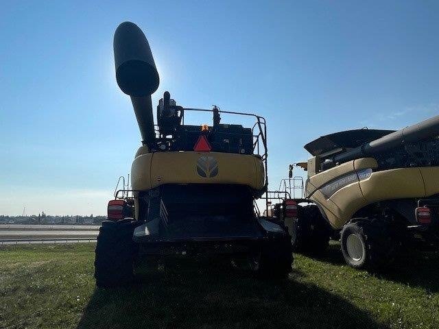 2017 New Holland CR8.90 Combine