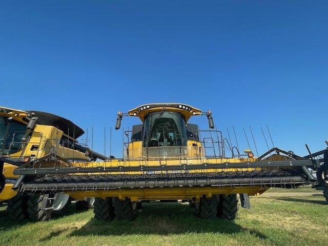 2017 New Holland CR8.90 Combine