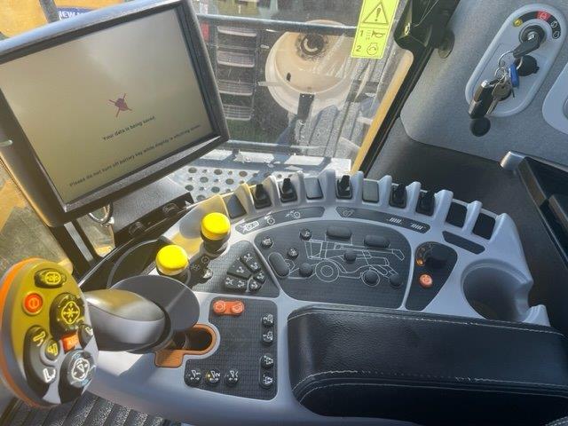 2017 New Holland CR8.90 Combine