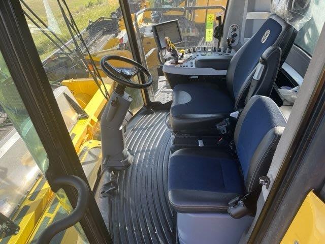 2017 New Holland CR8.90 Combine