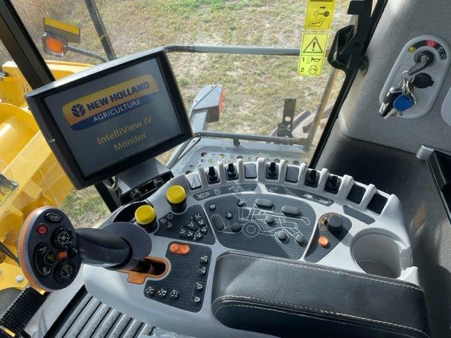 2014 New Holland CR8090 Combine