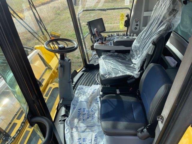 2014 New Holland CR8090 Combine