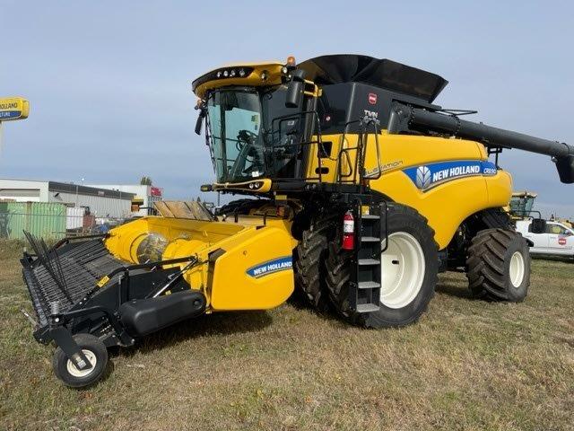 2014 New Holland CR8090 Combine