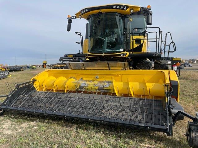 2014 New Holland CR8090 Combine