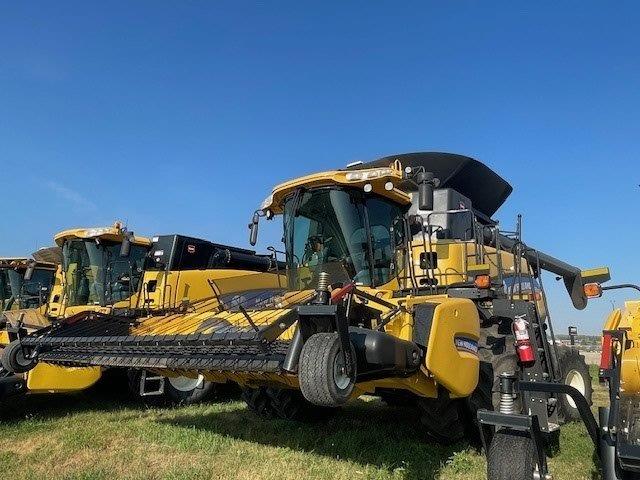 2014 New Holland CR8090 Combine