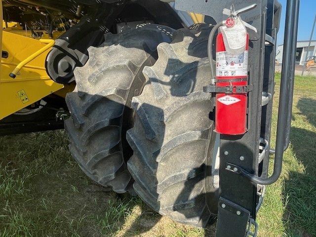 2014 New Holland CR8090 Combine