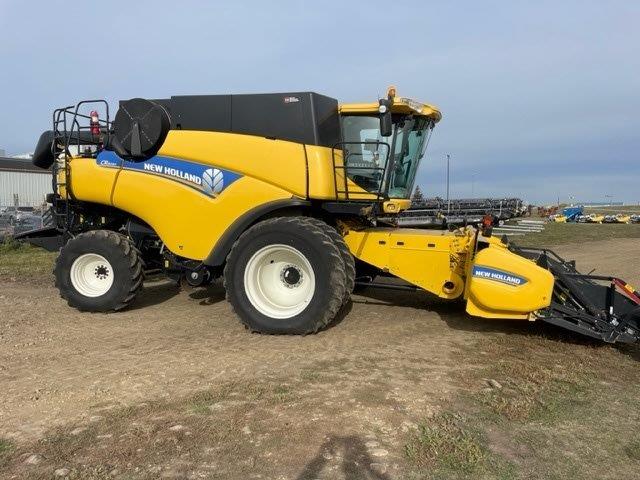 2012 New Holland CR8090 Combine