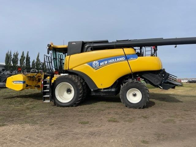 2012 New Holland CR8090 Combine