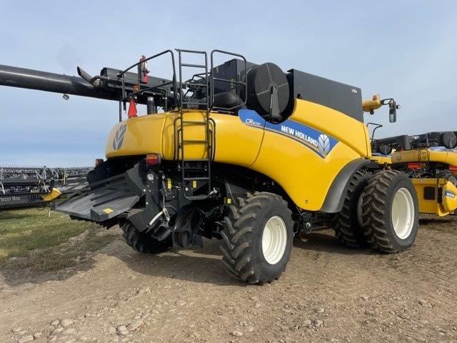 2012 New Holland CR8090 Combine