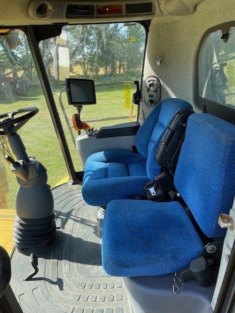 2012 New Holland CR8090 Combine