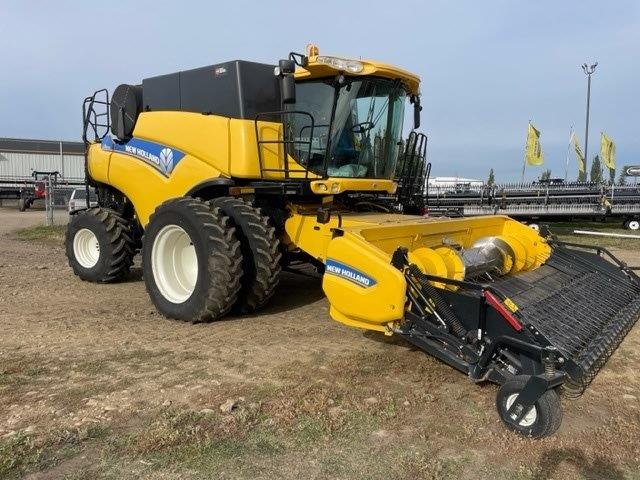 2012 New Holland CR8090 Combine