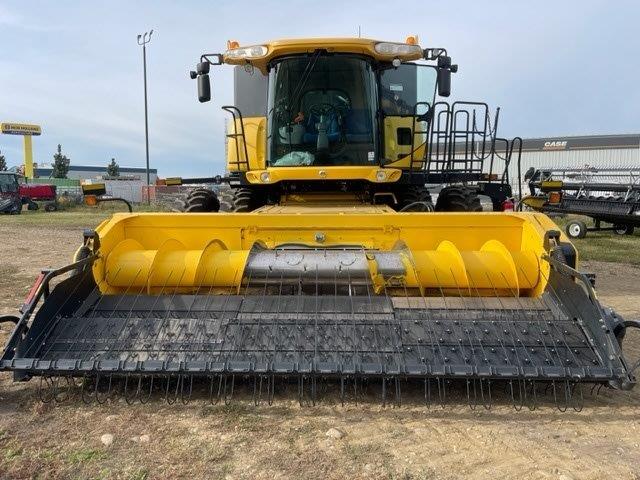 2012 New Holland CR8090 Combine