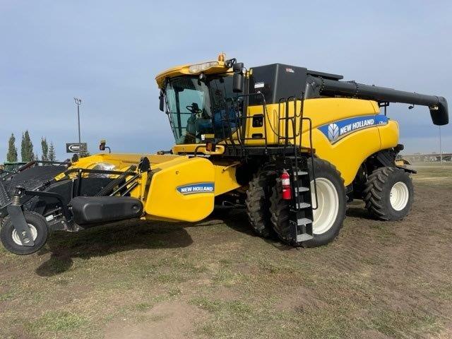 2012 New Holland CR8090 Combine