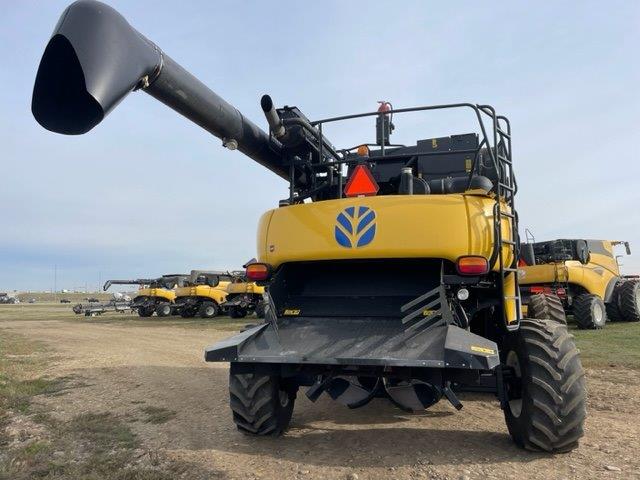 2012 New Holland CR8090 Combine