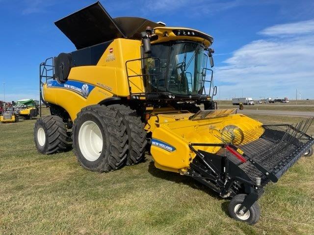 2021 New Holland CR8.90 Combine
