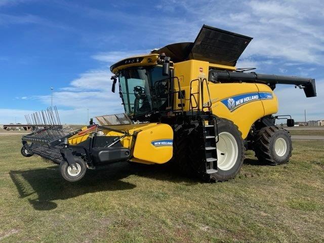 2021 New Holland CR8.90 Combine
