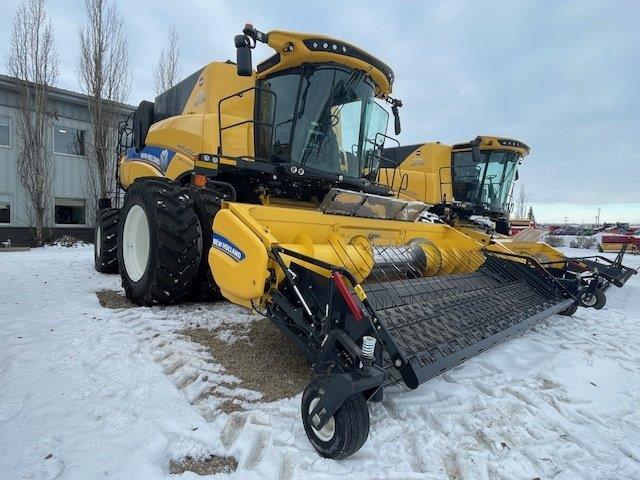 2021 New Holland CR8.90 Combine