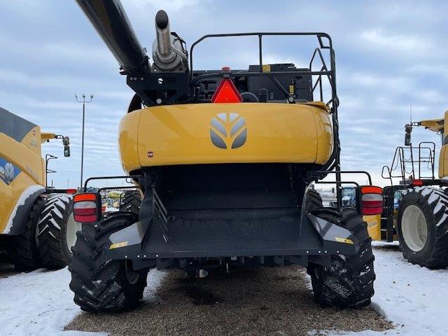 2021 New Holland CR8.90 Combine