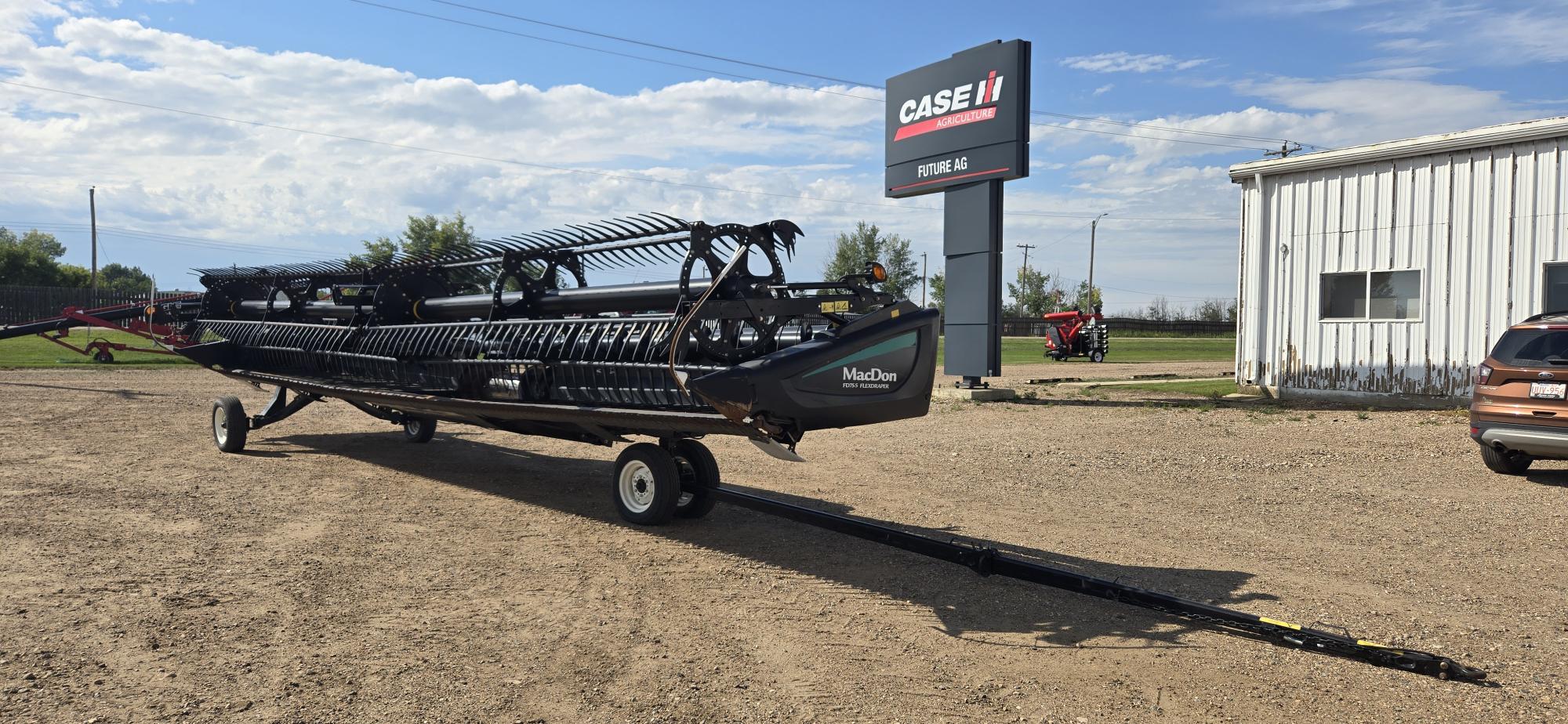 2016 MacDon FD75-35 Header Combine