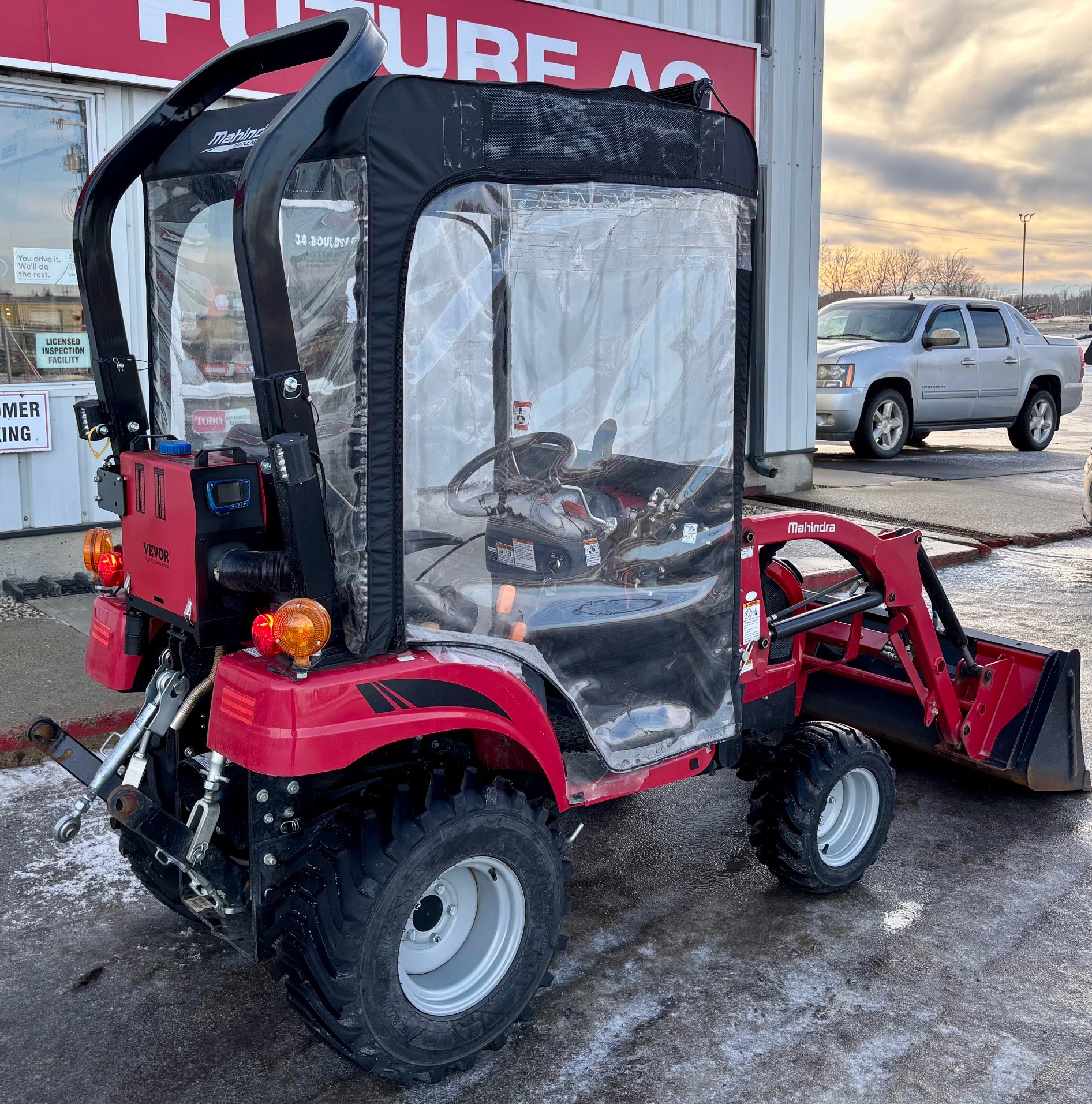 2022 Mahindra eMax 20S Tractor