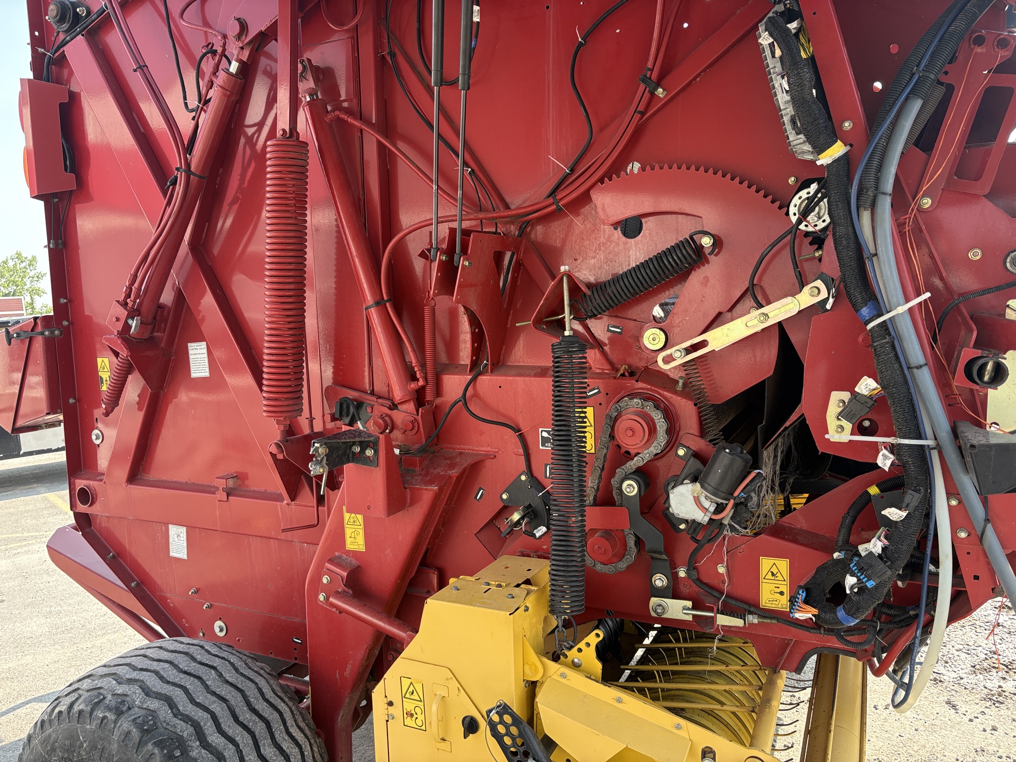 2015 New Holland Rollbelt 560 Baler/Round
