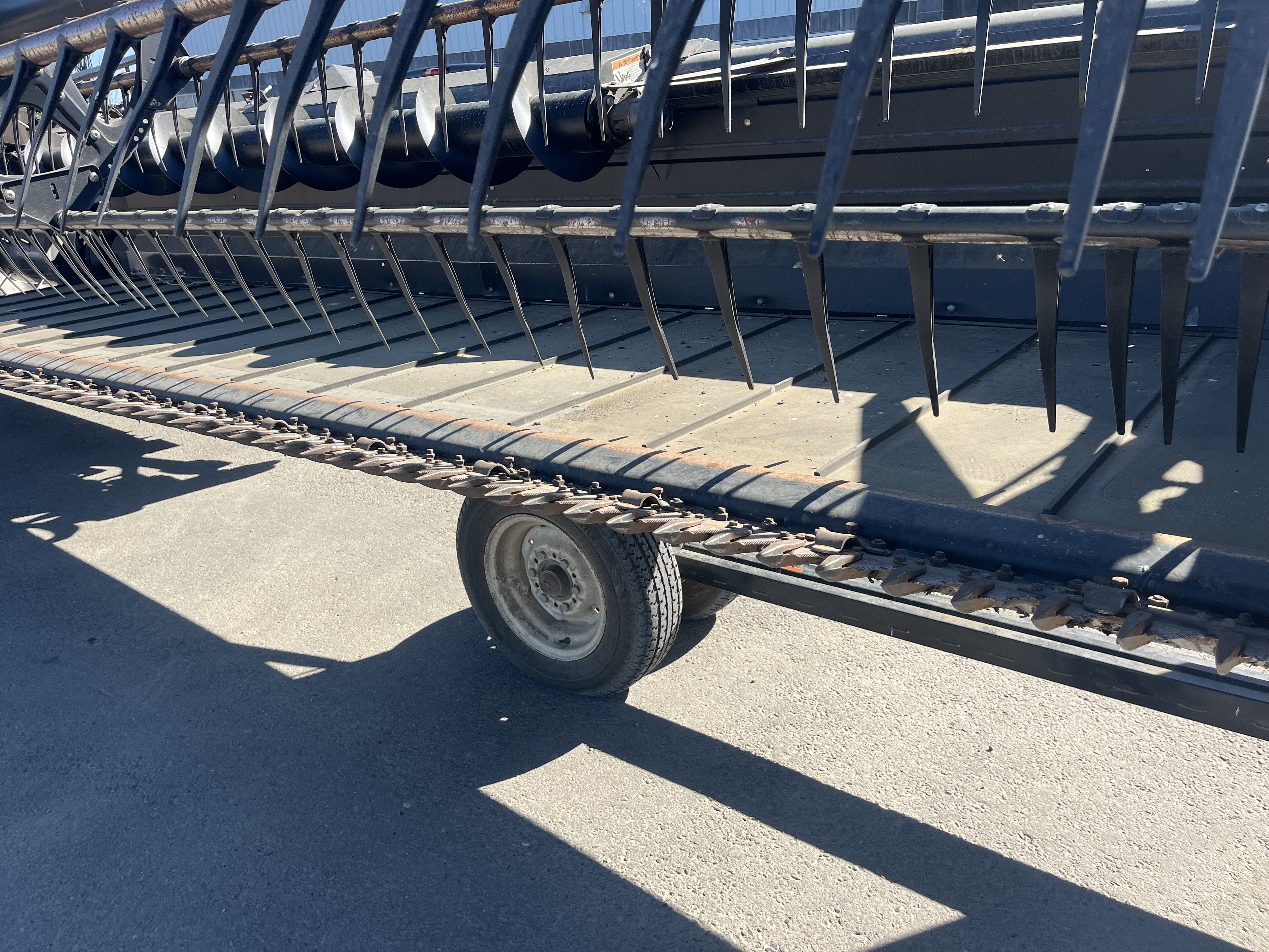 2009 MacDon D60 Header Combine