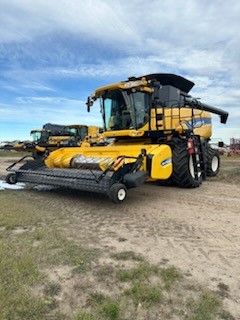 2014 New Holland CX8080 Combine