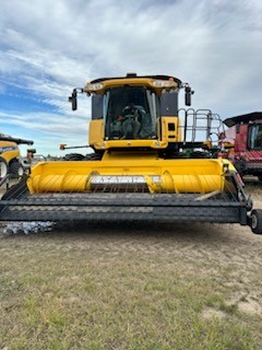 2014 New Holland CX8080 Combine