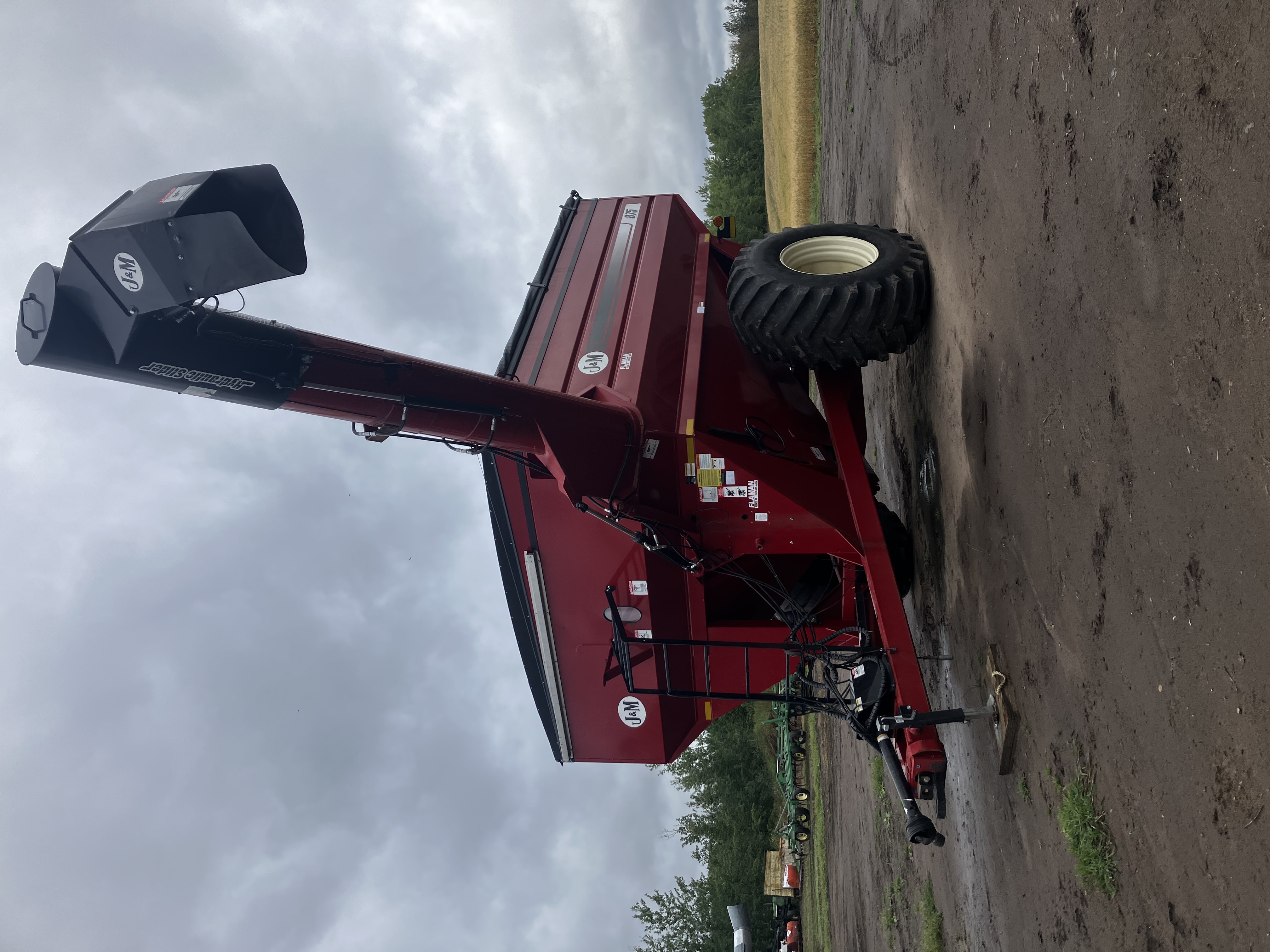 2013 J&M 875 Grain Cart