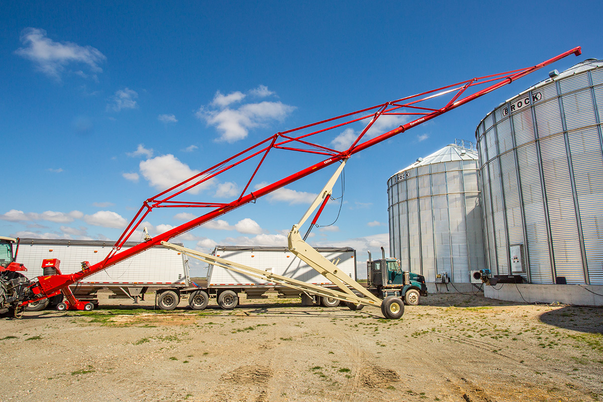 2024 Buhler Farm King Y1370TMMR Grain Auger