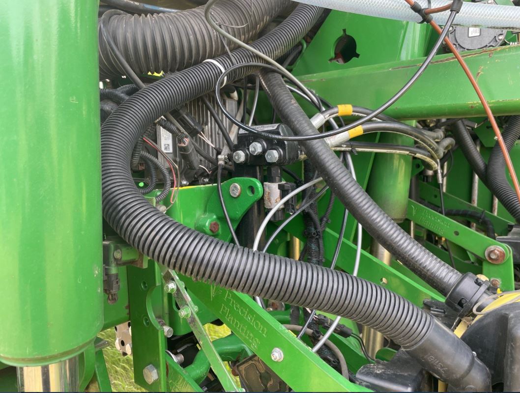 2016 John Deere 1775NT 16-30 Planter
