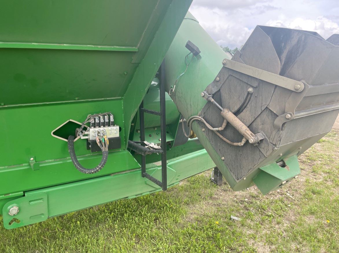 2017 Unverferth 1611 Grain Cart