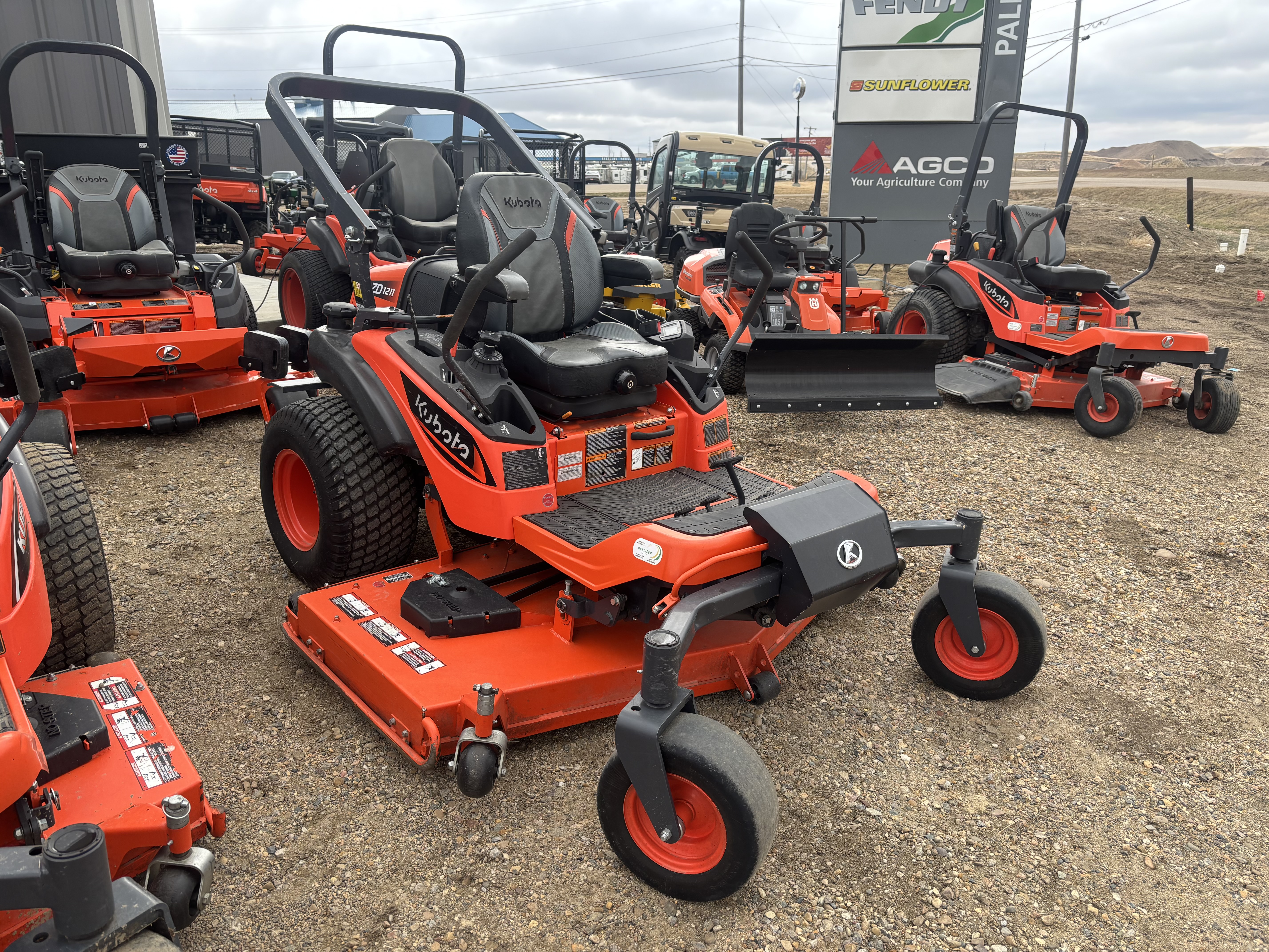 2022 Kubota ZD1211 Mower/Zero Turn