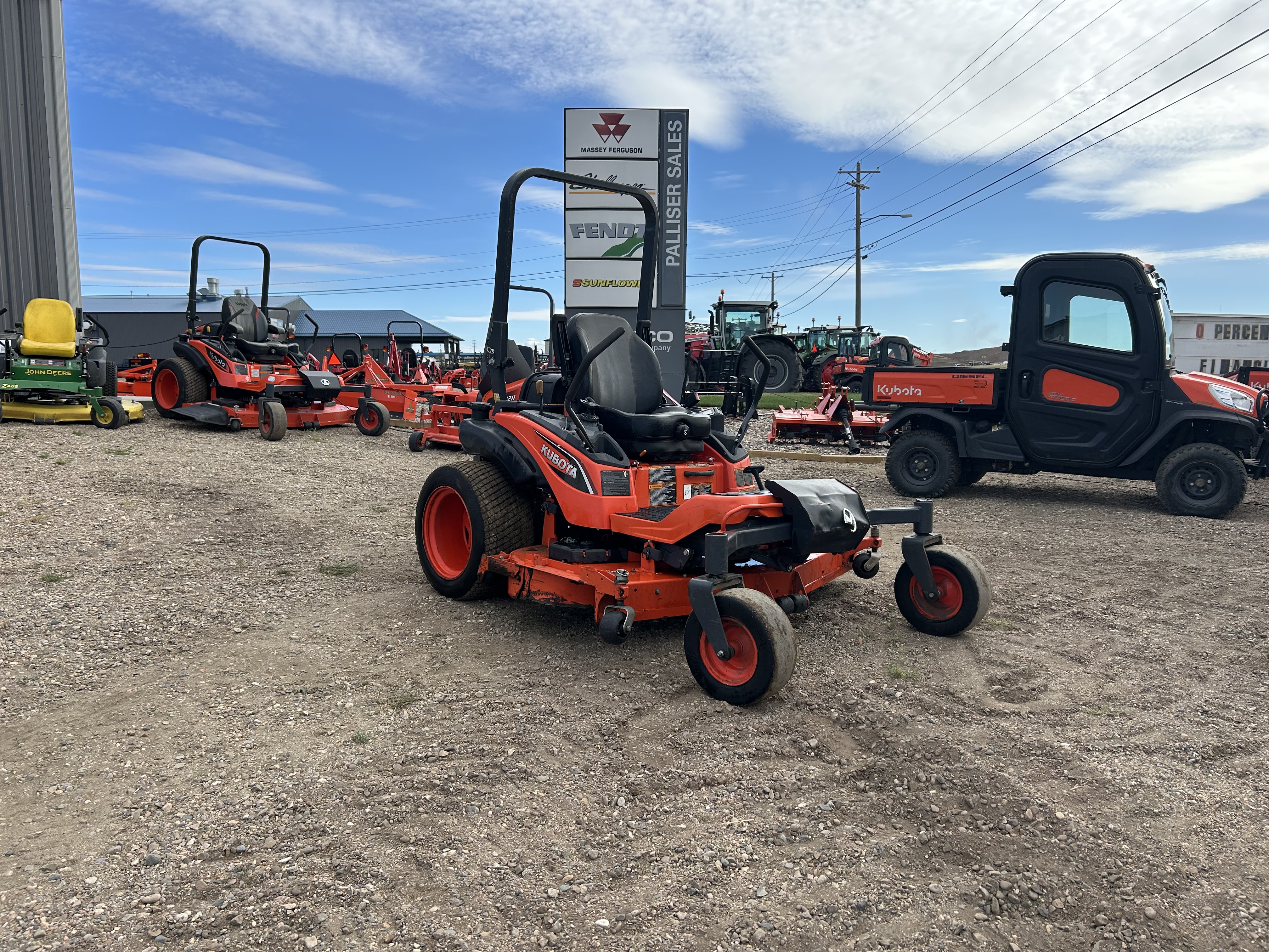 2017 Kubota ZD1211 Mower/Zero Turn