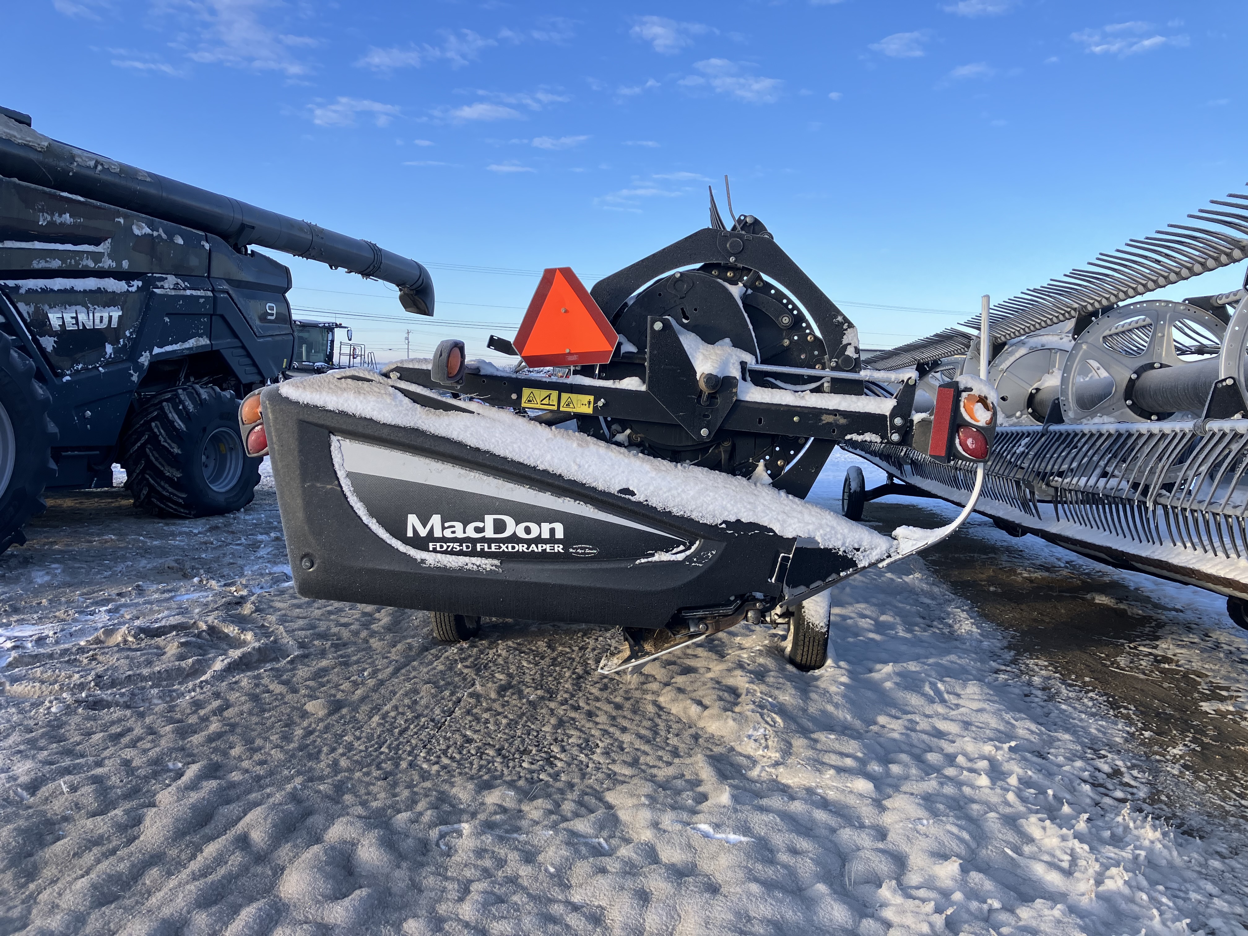 2015 MacDon FD-75D Header Combine