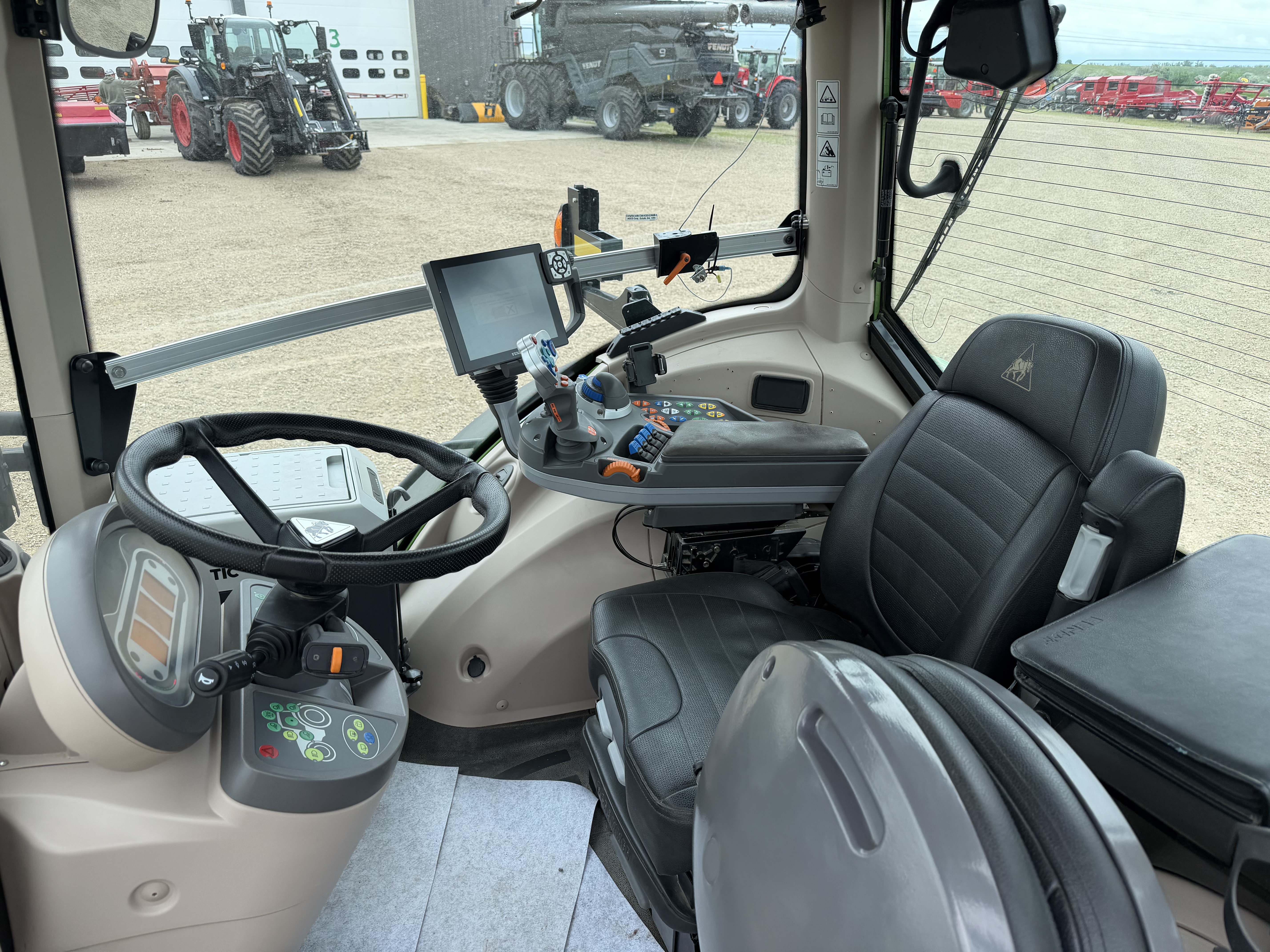 2021 Fendt 828 Tractor