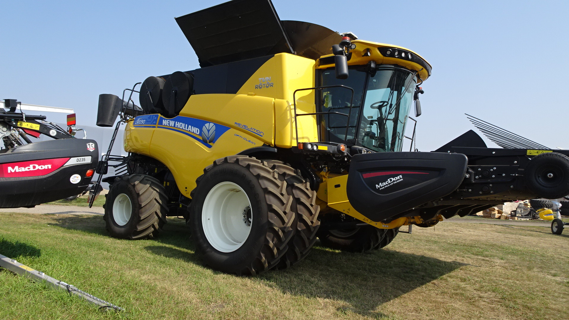 2021 New Holland CR10.90Z Combine