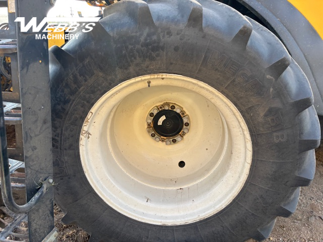 2014 New Holland CX8090 Combine