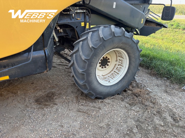 2014 New Holland CX8090 Combine