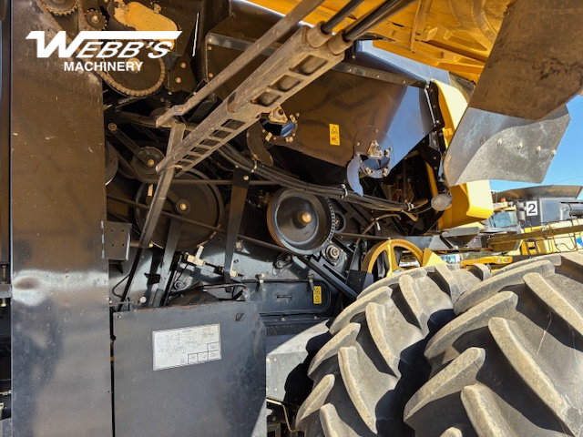 2014 New Holland CX8090 Combine