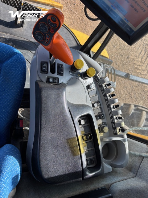 2014 New Holland CX8090 Combine