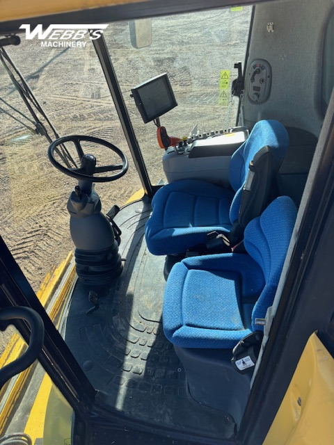 2014 New Holland CX8090 Combine