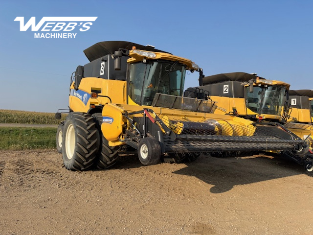 2013 New Holland CX8090 Combine