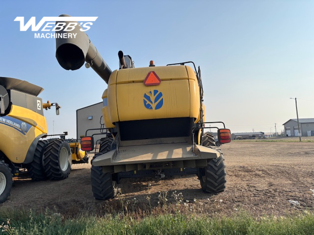 2013 New Holland CX8090 Combine