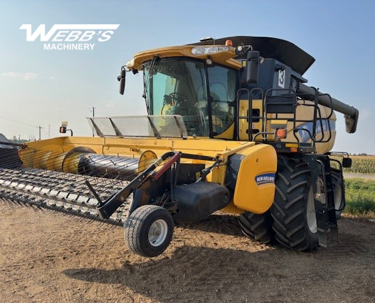 2013 New Holland CX8090 Combine